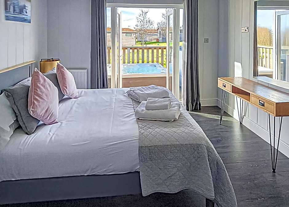 Cherry Bird Lodge Escape