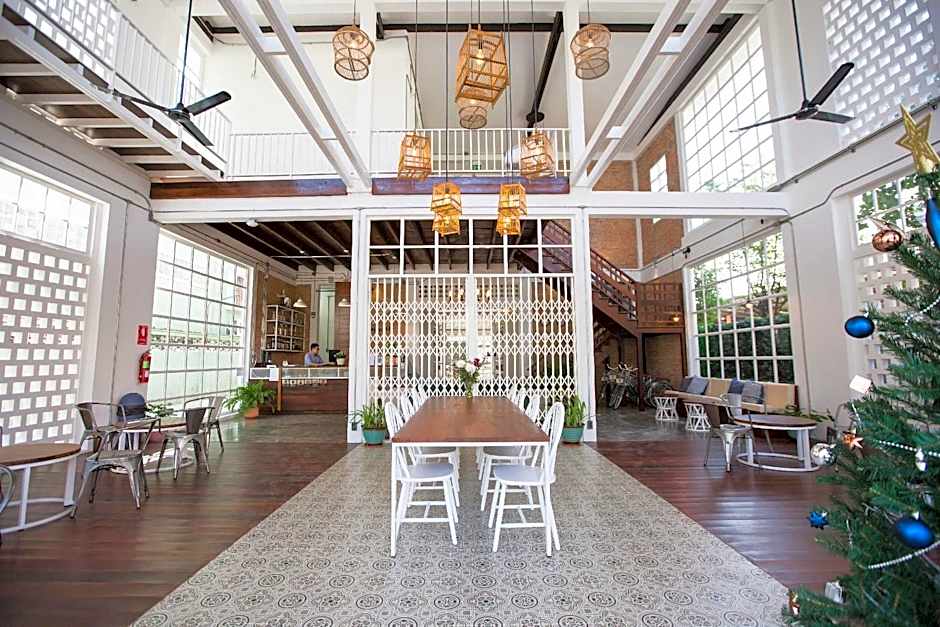 Memmoth Cafe & Hostel in Lampang