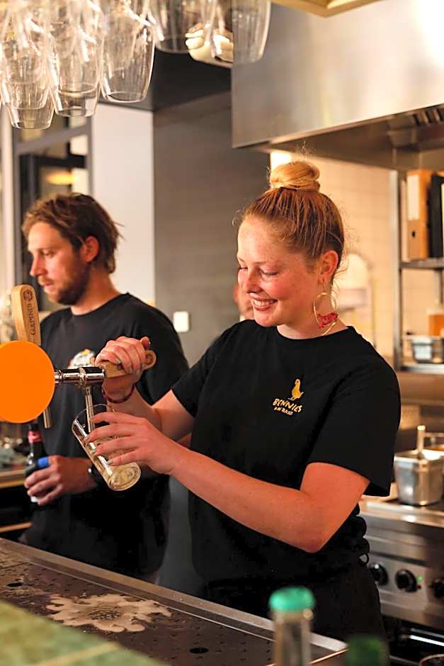 Hostel & Bar De Basis