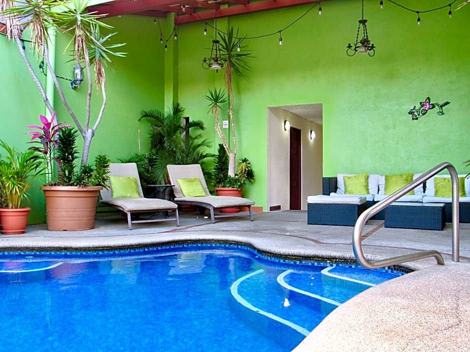 Hotel La Guaria Inn & Suites