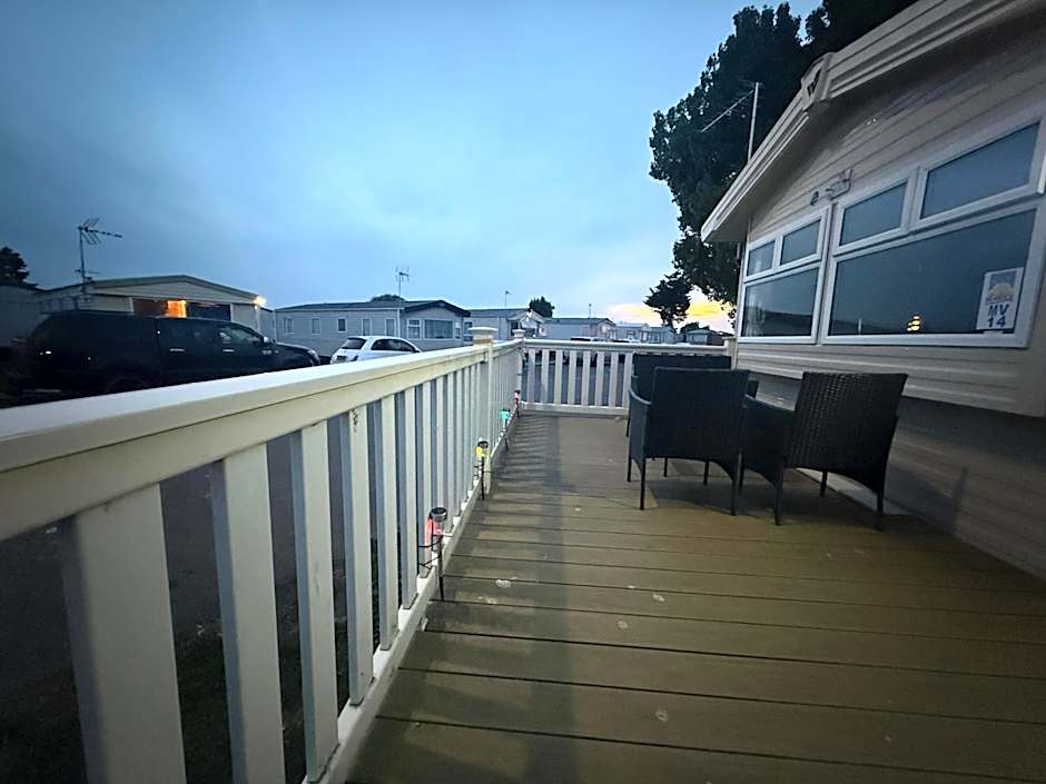 8 Bed Sun Decked Caravan Unlimited High speed Wifi and fun at Seawick Holiday Park