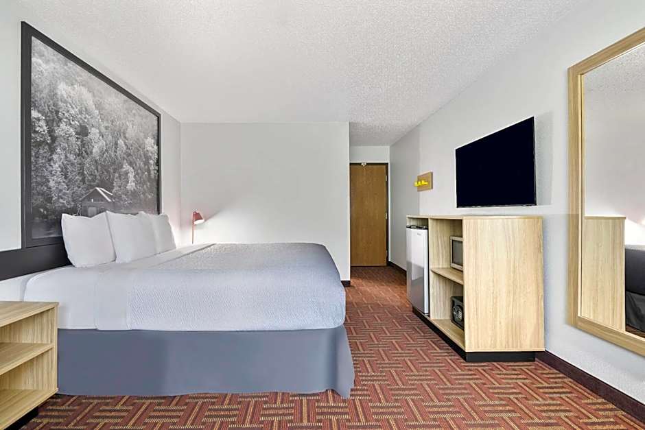 Super 8 by Wyndham Eveleth