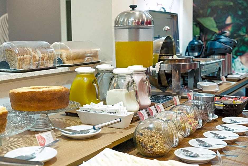 CLH Suites Domingos Ferreira