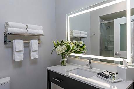 1 Bedroom Suite, 2 Queen Beds, 1 Single Bed/ Disability Access - Non Smoking