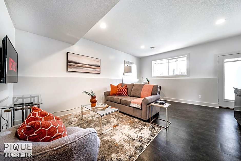 Stunning Modern Suite - King Bed - Free Parking & Netflix - Fast Wi-Fi - Long Stays Welcome