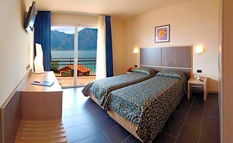 Double or Twin Room with Lake View