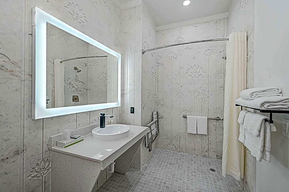 Comfeeni Inn and Suites