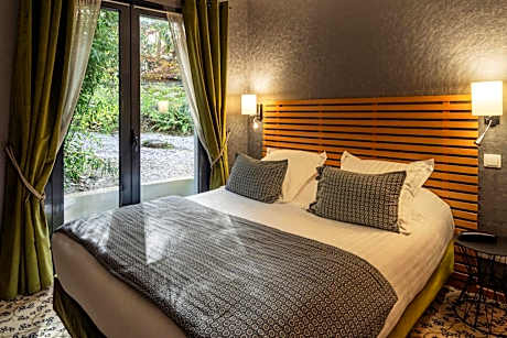 Connecting Room with One King and One Queen Bed - Non-Smoking