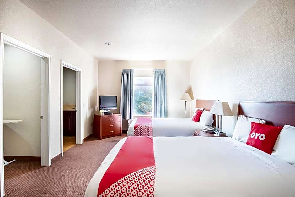 OYO Townhouse Clute Lake Jackson