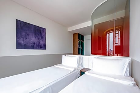 2 Twin Beds City View