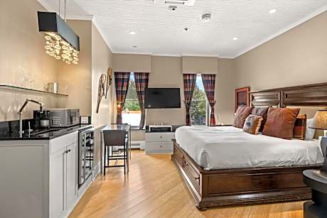 Independence Square 302, Top Floor Stylish Hotel Room with Wet Bar, A/C, in Downtown Aspen