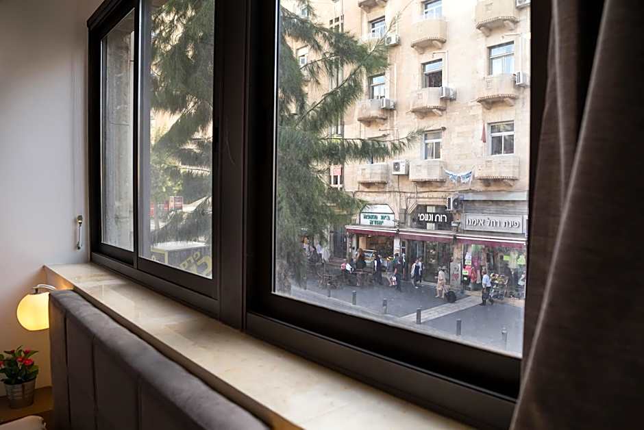 Johnny Hotel – Jerusalem, CA