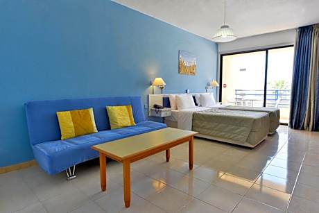 Apartment with Pool View