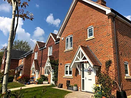 Bright, modern & close to historic town