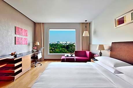 Deluxe King, Guest Room, 1 King Bed - INR 1000 F&B Credit, 1+1 on Selected Beverages (Happy Hours 17:00 -19:00 Hrs)