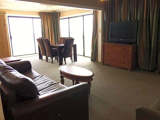 Polynesian Oceanfront Motel