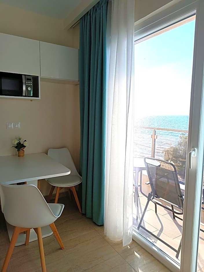 Navarino Luxe Suites