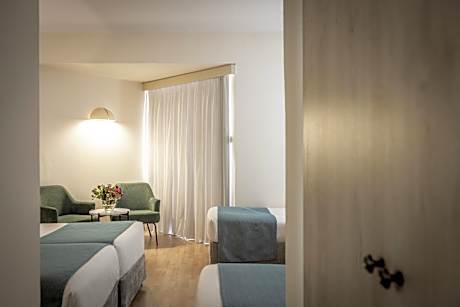 Family Room (2 Adults + 2 Children)