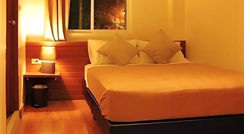 White House Asoke Sukhumvit 18