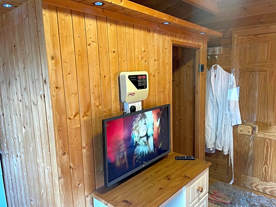Chalet Superking bed Free Sauna jacuzzi