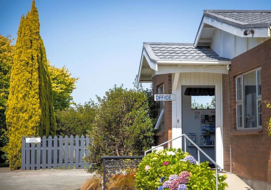 Colonial Lodge Motel