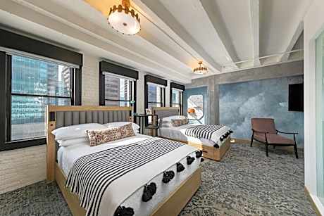 Studio with Two Queen Beds and Mobility Accessible Tub