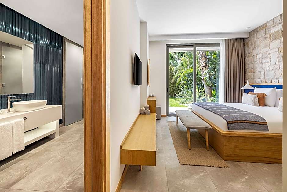 Photo 1 of 18 of Royal Suite, Sea View