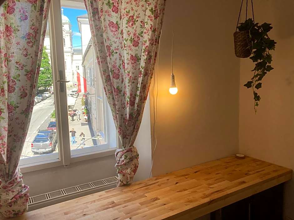 SISHAUS - Private Room Rental