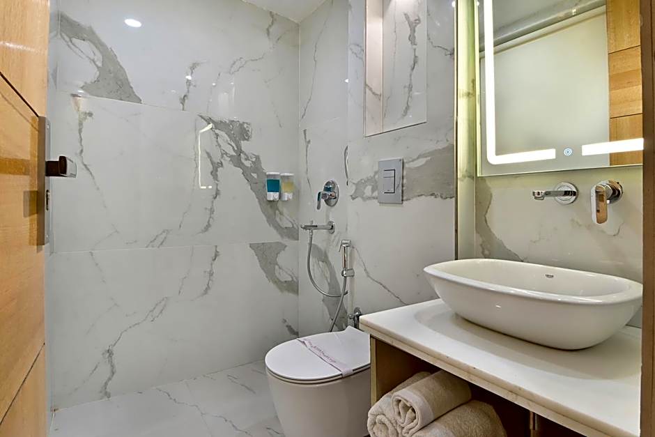 Hotel Gold Palace - 03 Mins Walk From New Delhi Railway Station