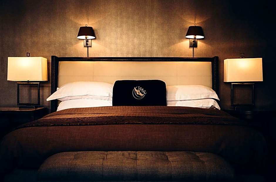 Photo 1 of 5 of Deluxe 1 Queen Bed