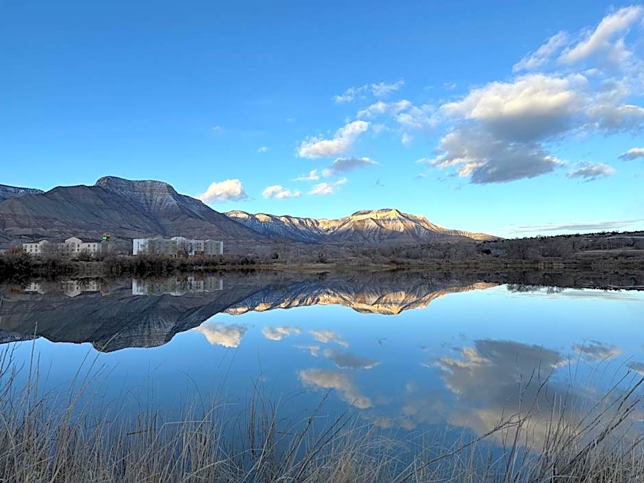 Western Slope Suites Parachute