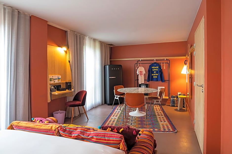 MOB HOTEL Paris Les Puces