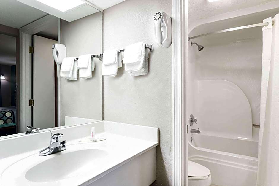 Super 8 by Wyndham Marianna I-10