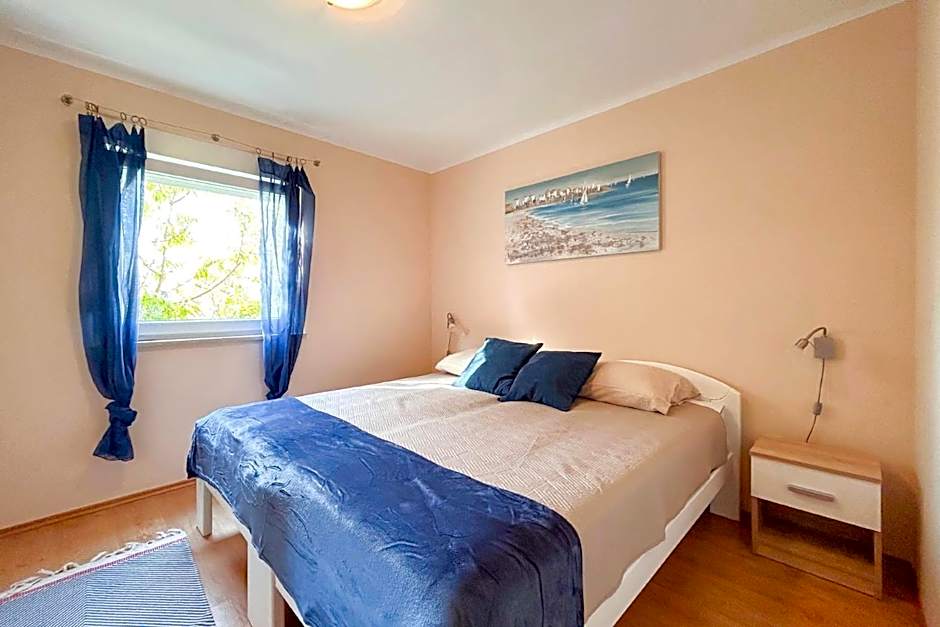 Hanna - 500m from the beach