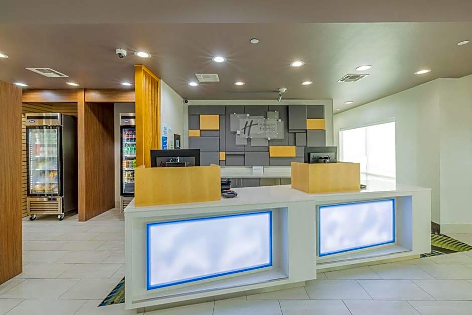 Holiday Inn Express and Suites Lindale By IHG