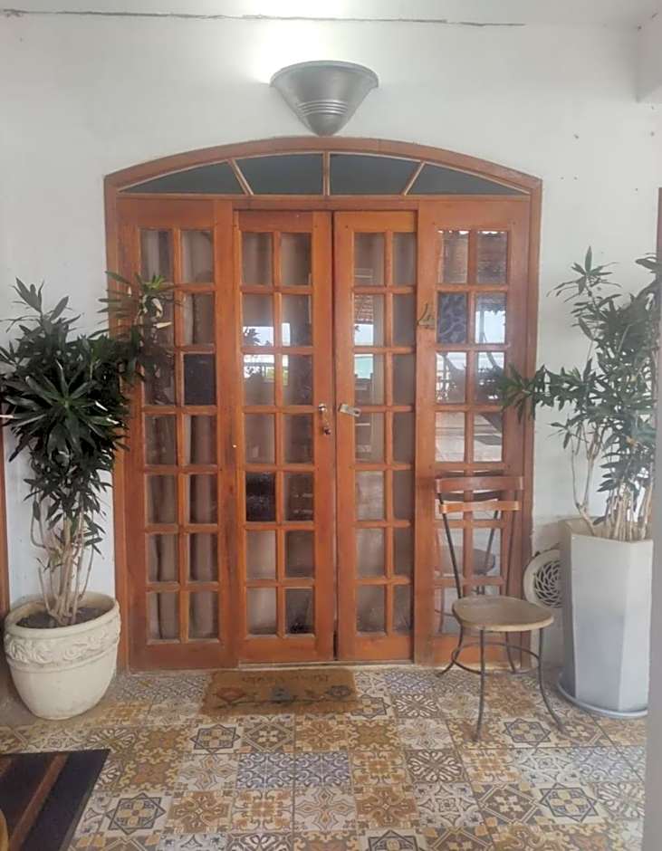 Pousada Marambaia Café - Praiana, econômica, Com café da manhã, piscina ao ar livre e hidromassagem aquecida -Frente para o mar