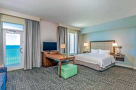 King Studio with Roll-In Shower and Balcony - Mobility and Hearing Access/Non-Smoking