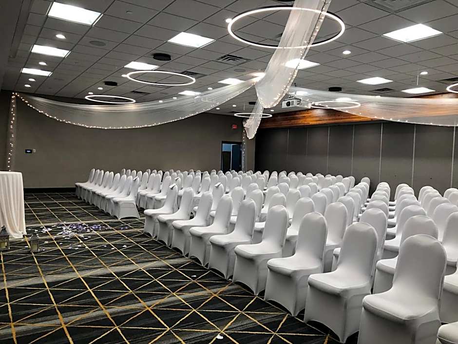 Holiday Inn & Suites St. Cloud By IHG