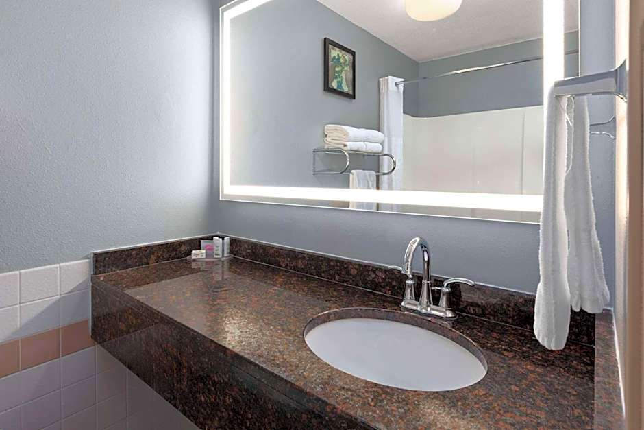 AmericInn by Wyndham North Branch