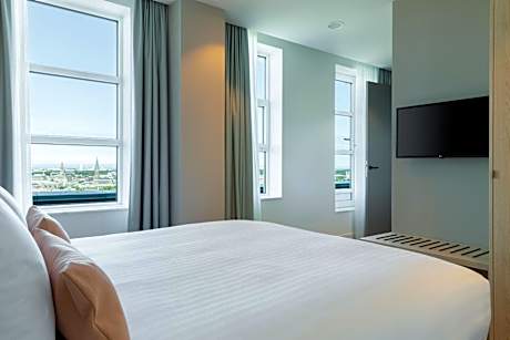 One-Bedroom King Apartment with Skyline View