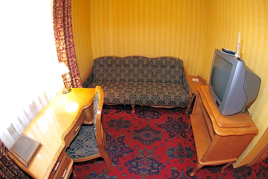 Dedek Park - historyczny dworek w pięknym Parku Skaryszewskim obok Stadionu Narodowego