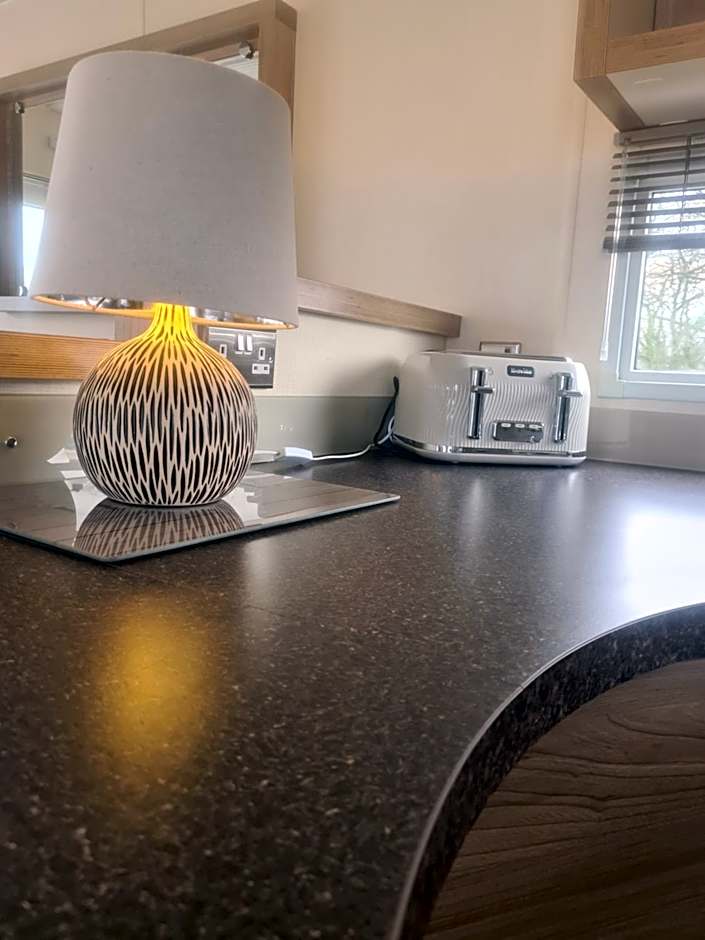 Beautiful 2 bedroom caravan, holiday park Tenby