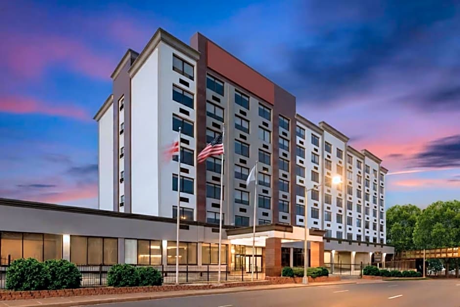 Holiday Inn Express And Suites Washington DC Noma By IHG