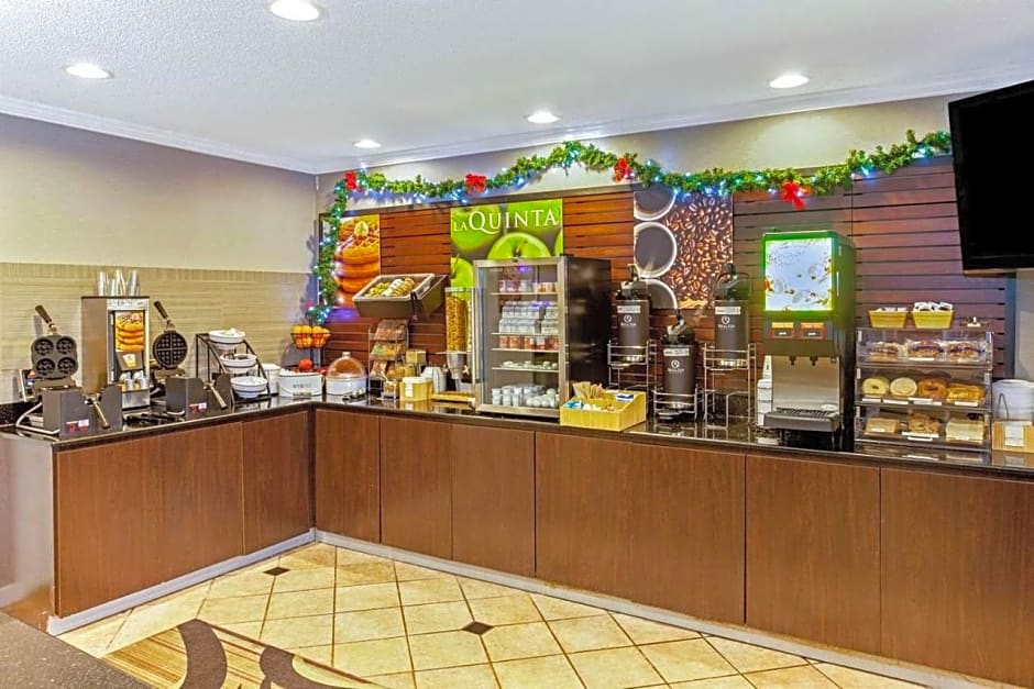 La Quinta by Wyndham Milwaukee Delafield