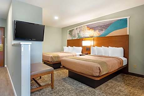 Queen Suite with Murphy Bed and Kitchen - Poolside