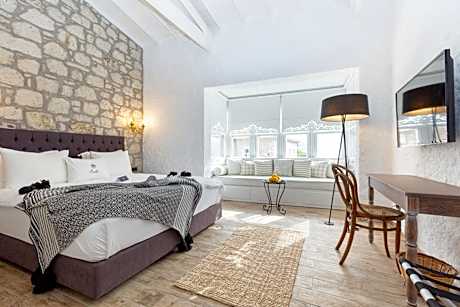 Double Room with Bay Window