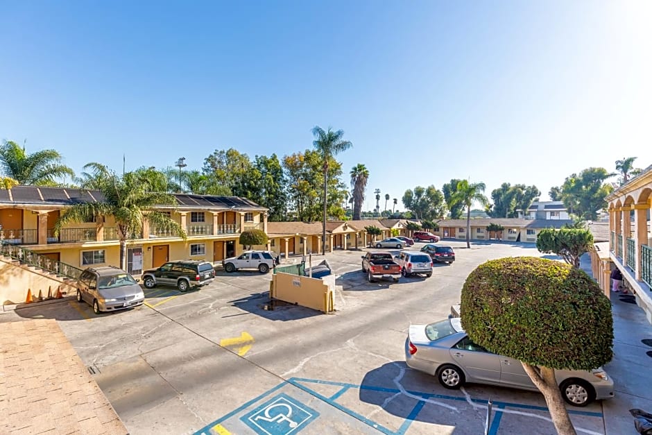 Colonial Pool & Spa Motel