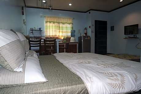 King Studio with Sofa Bed