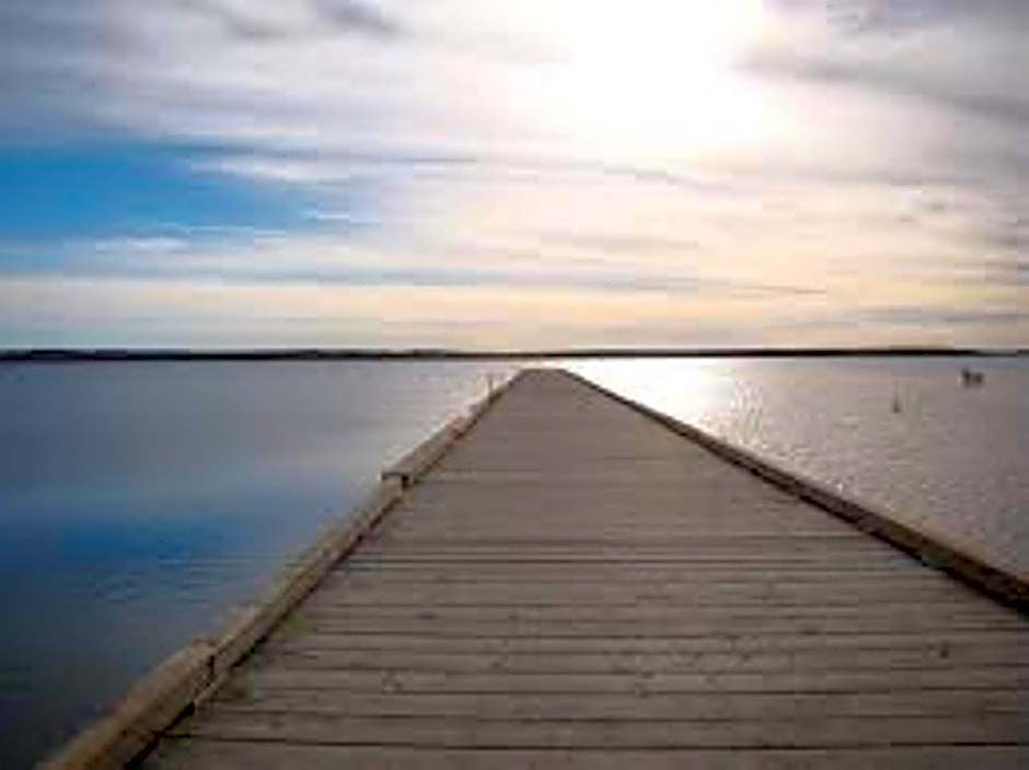 Shoreside Inn & Suites