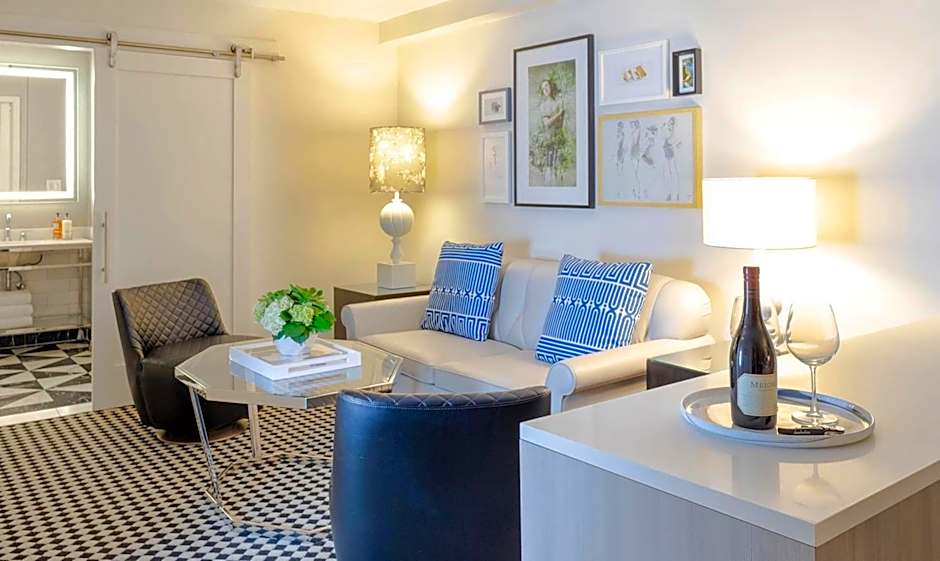 Premier 1 King Bed Suite, Balcony — 4 fotoğraftan 1. fotoğraf